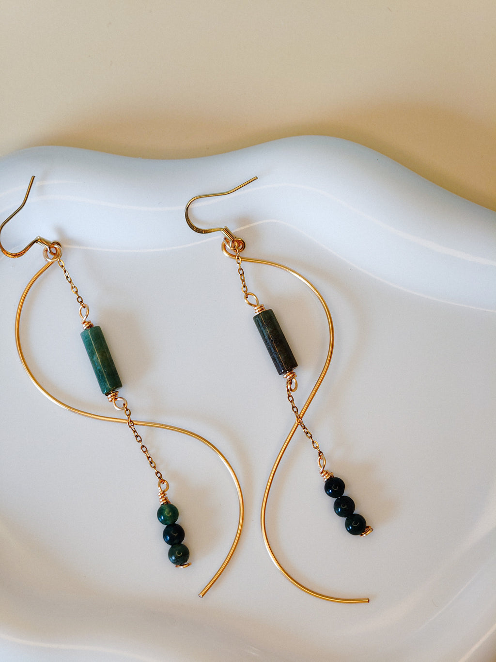 Golden Thread - Wave - Dark green - Earrings